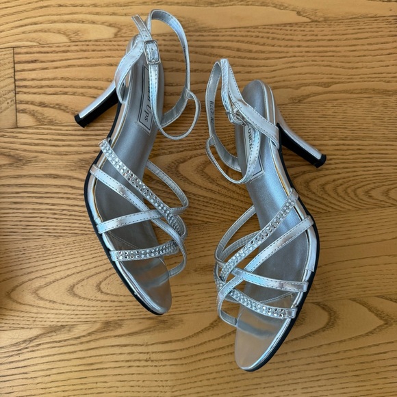 Touch Ups Glittering Silver Heels Size 7 - Picture 2 of 15